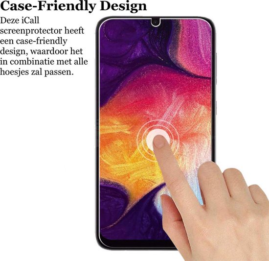 Vinger raakt smartphone met screenprotector aan, die compatibel is met hoesjes.