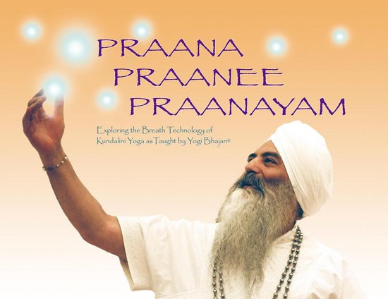 Man met baard en tulband, arm omhoog, met 'Praana Praanee Pranayam' tekst.