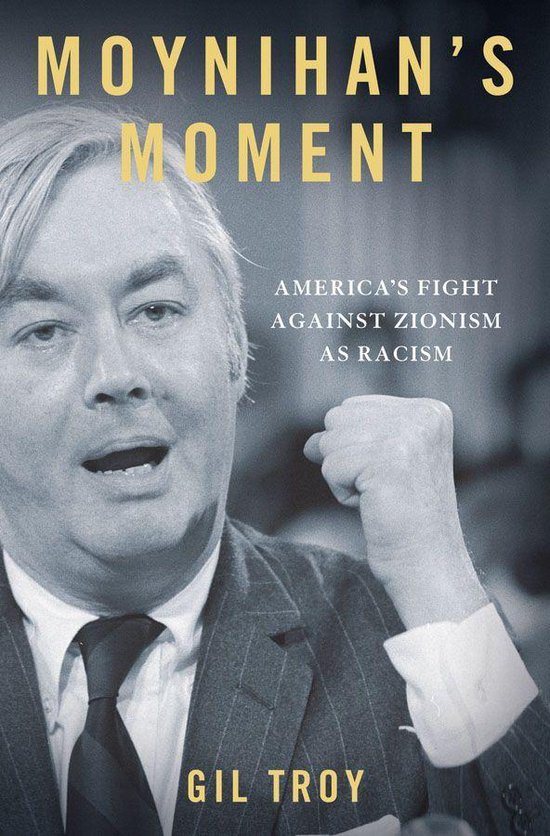 Livre "Moynihan's Moment: America's Fight Against Zionism as Racism" par Gil Troy. Photo noir et blanc d'un homme portant une cravate, le poing levé.