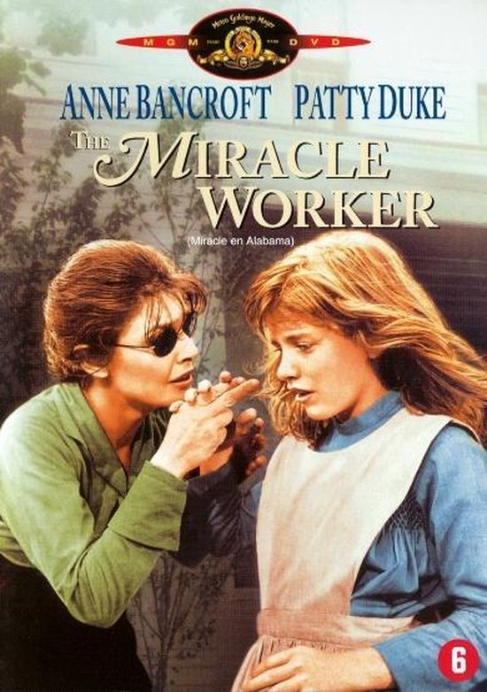 Anne Bancroft met zonnebril, wijzend naar Patty Duke in een witte schort. Film "The Miracle Worker".