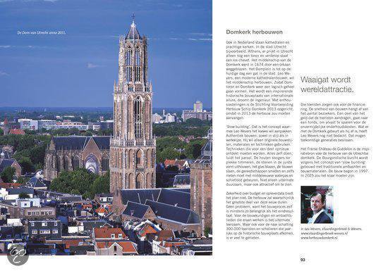De Dom van Utrecht torent boven de stad uit, met een helderblauwe lucht.