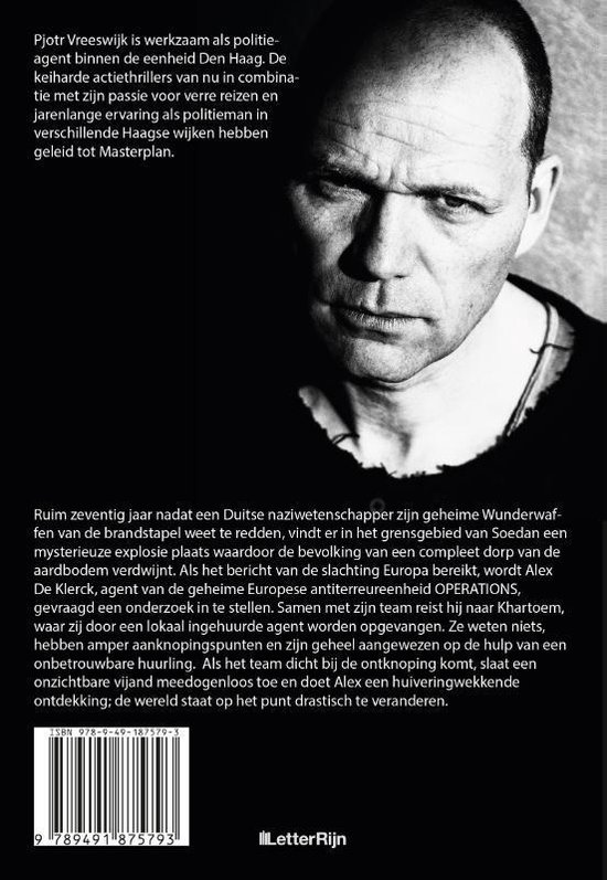 Boekrug "Masterplan" met portret van auteur Piotr Vreeswijk, met tekst over de inhoud.