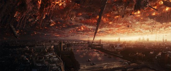 Buitenaardse schepen boven Londen, met een brandende lucht.