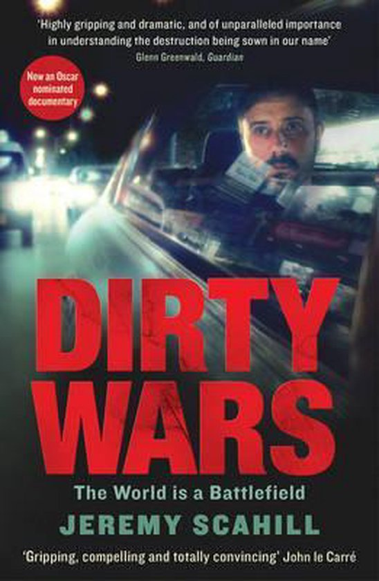 Boekcover van Dirty Wars met een man in een auto en de tekst 'Dirty Wars The World is a Battlefield'.