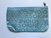 Klein make-up tasje / toilettasje / organizer / etui - licht blauw - mat met glanzende woorden SOIGNE - met rits - waterafstotend - afmeting 18,5 x 10,5 x 2 centimeter