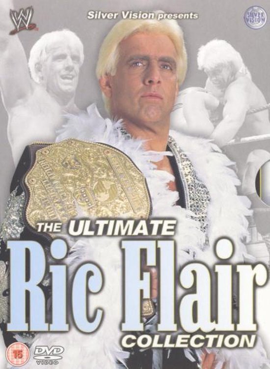 De "The Ultimate Ric Flair Collection" DVD-hoes met Ric Flair die een kampioensgordel draagt en een boa van veren.