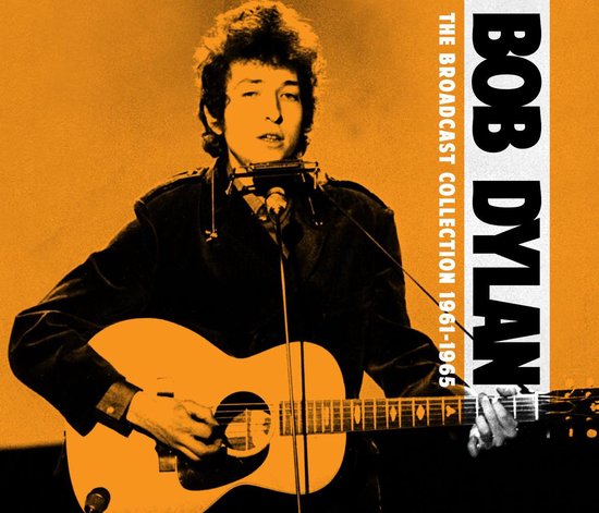 Bob Dylan - The Broadcast Collection 1961-1965, Bob Dylan speelt gitaar en blaast op een harmonica.