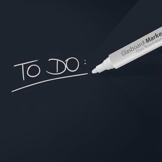 Een witte glasbordmarker schrijft "To Do:" op een donker bord.