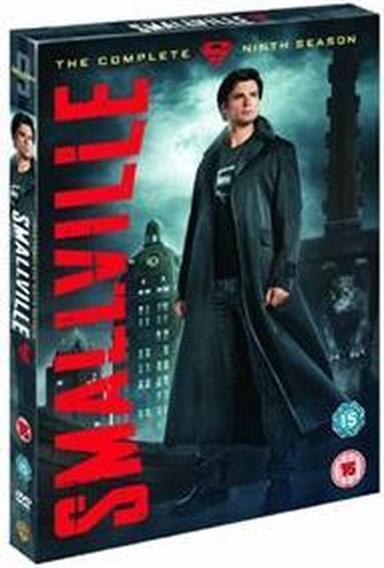 DVD box van Smallville - Seizoen 9 met Tom Welling als Clark Kent in een lange jas.
