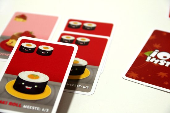 Kaarten met nori-rollen en pudding van het spel Sushi Go! op een witte achtergrond.