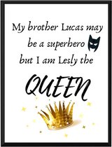 Gepersonaliseerde poster babykamer of kinderkamer, poster met naam van kind, gepersonaliseerd kraamcadeau. Inclusief fotolijst ! 30x42 cm (A3). "My brother may be a superhero but I am the queen"