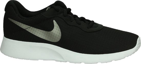 Nike - Tanjun Se - Sneaker runner - Dames - Maat 37,5 - Zwart - 002  -Black/Mtlc... | bol.com