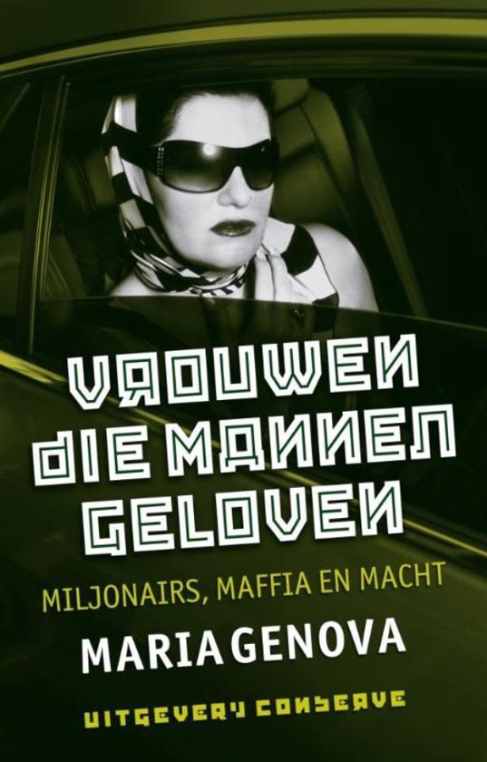 Een vrouw met zwart haar, zonnebril en hoofddoek, zittend in een auto met de tekst "Vrouwen die mannen geloven" op de voorkant.
