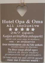 Tekstbord hotel opa en oma bruin