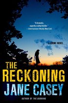 Boekomslag met silhouet van vrouw bij zonsondergang. Titel: THE RECKONING door JANE CASEY.
