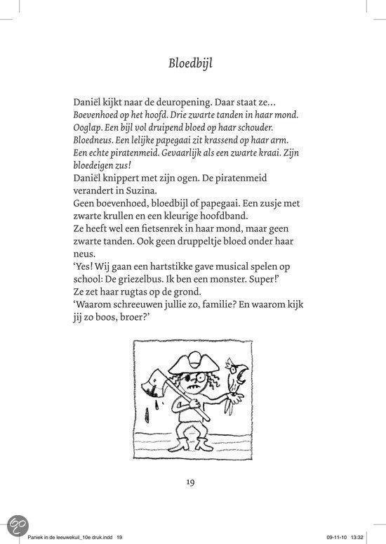 Een jongen met een piratenkostuum, met papegaai op schouder, houdt schep vast.