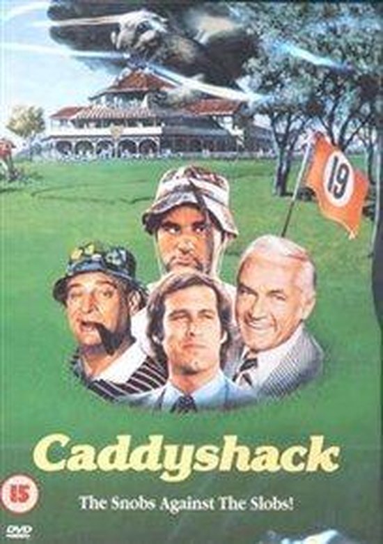 De poster voor de film "Caddyshack" met de vier hoofdrolspelers op een golfbaan, een clubhuis en een woestijnrat.