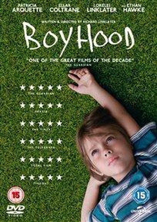 Dvd Boyhood. Un garçon portant un pull bleu rayé est allongé sur une pelouse verte.