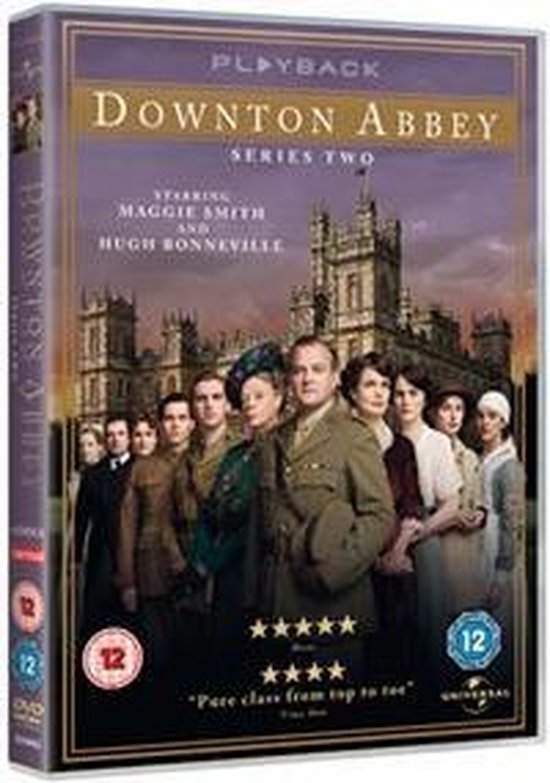 Downton Abbey Serie Twee: dvd-hoes met cast in historische kledij voor een kasteel.