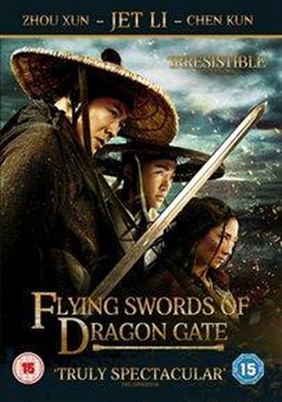 DVD hoes van 'Flying Swords of Dragon Gate'. Close-up van drie personages, twee mannen met conische hoeden en een vrouw, met zwaarden.