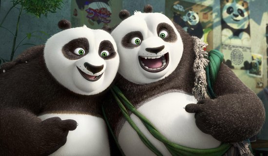 Twee panda's met grote groene ogen en rugzakken, die vriendelijk naar de camera kijken.