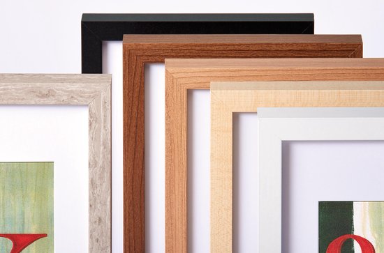 Vijf fotolijsten in verschillende kleuren en materialen: grijs, zwart, bruin, lichtbruin, wit.