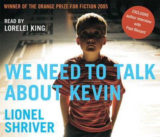 Jonge jongen in gestreepte rode en bruine polo met de titel 'WE NEED TO TALK ABOUT KEVIN'. Winnaar Orange Prize 2005.