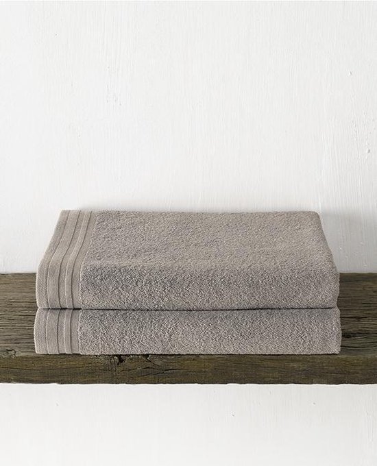 Twee grijze handdoeken gestapeld op een houten plank, met een decoratieve rand.