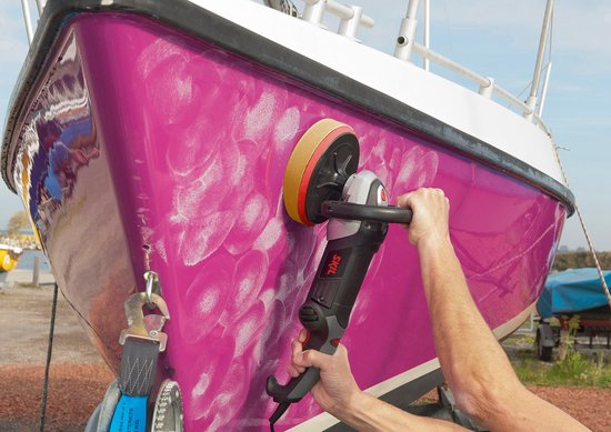 Roze bootromp gepolijst met een Skil polijstmachine met gele en rode pad.