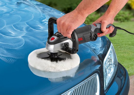 Blauwe auto motorkap wordt gepolijst met een Skil polijstmachine met wit polijstkussen.