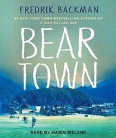 Couverture du livre Beartown de Fredrik Backman. Le titre 'BEAR TOWN' est en grandes lettres blanches sur fond aquarelle de montagnes enneigées et d'un village.