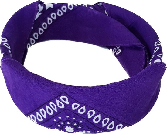 Paarse bandana met wit paisley patroon.