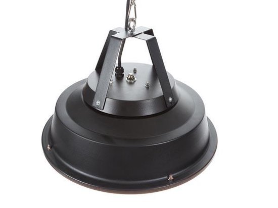 Onderkant van een zwarte hangende terrasverwarmer met ophangsysteem.