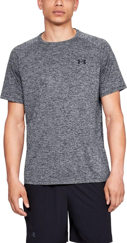 Man met grijs gemêleerd Under Armour sportshirt, korte mouwen, zwart logo op borst.