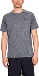 Man met grijs gemêleerd Under Armour sportshirt, korte mouwen, zwart logo op borst.