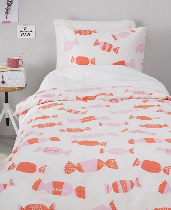 Wit dekbedovertrek met een all-over print van roze en oranje snoepjes en het woord 'Dreams'.
