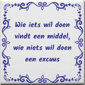 Wijsheden tegeltje met spreuk over Inspirerend: Wie iets wil doen vindt een middel wie niets wil doen een excuus