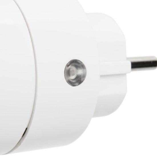 Close-up van een wit, draadloos stopcontact met een kleine indicatorlampje en een stekker.