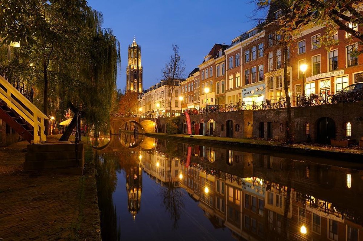 Poster Donker Utrecht - Oudegracht tussen Hamburgerbrug en Weesbrug met Domtoren - 60 x 40 cm - glanzend papier