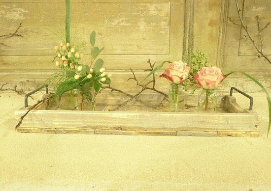 Houten dienblad met twee vaasjes roze rozen en bloemstukken.