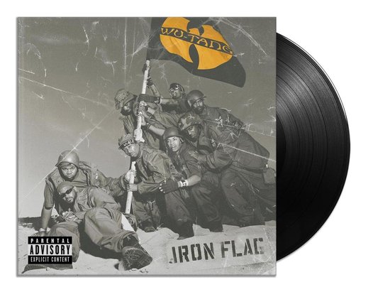 Un disque vinyle à côté de la pochette de l'album 'Iron Flag', représentant le Wu-Tang Clan plantant un drapeau.