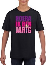 T-shirt zwart voor meisjes hoera ik ben jarig roze tekst L (146-152)