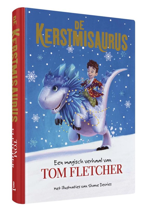 Een jongen zit op een blauwe dinosaurus met kerstverlichting, in een winterse omgeving.