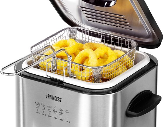 RVS frituurpan met een mandje vol gefrituurde uienringen.