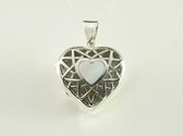 Opengewerkt hartvormig zilveren medaillon met parelmoer