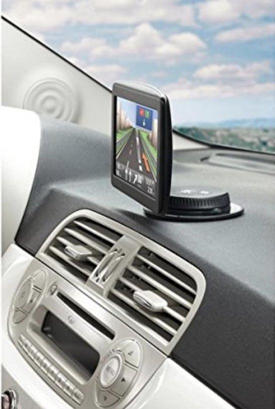 Navigatiesysteem met kaartweergave op het dashboard van een auto.