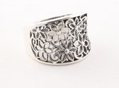 Opengewerkte zilveren ring met bloemenmotief - maat 17