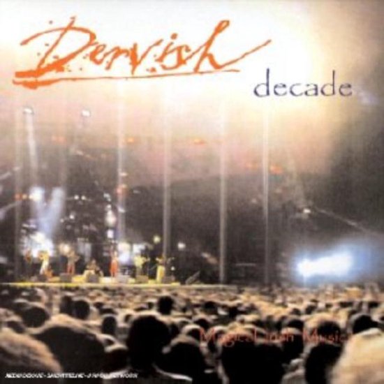 Dervish Decade, live optreden met publiek op de voorgrond en band op het podium.