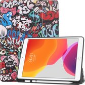 Tablet hoes voor iPad 2021 / 2020 / 2019 Hoes met Apple Pencil Houder & Auto Sleep/Wake functie - Tri-Fold book Case - 10.2 inch - Graffiti