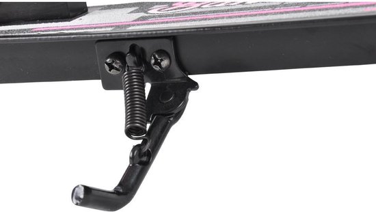 Detailopname van de standaard van een zwarte step met roze accenten.